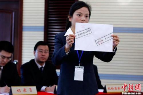 资料图:2011年,北京首次公开摇号配置管理购车数量。<a target='_blank' href='http://www.chinanews.com/' _fcksavedurl='http://www.chinanews.com/'></table>中新社</a>记者 富田 摄